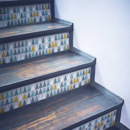 Autocollant moderne en triangle bleu vert blanc et jaune pour déco contremarches d'escalier en bois gris