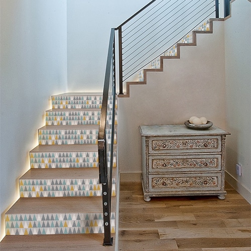 Adhésif déco moderne en triangle bleu vert blanc et jaune pour contremarches décoration d'escalier en bois clair moderne