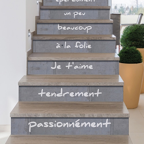 Stickers contremarches effet béton avec texte étapes de l'amour sur escalier bois verni