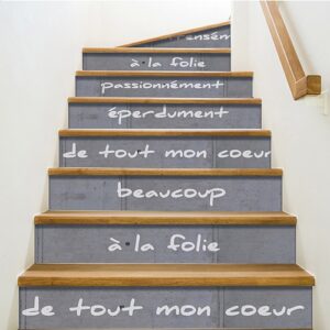 Adhésifs contremarches sur escalier classique bois avec étapes de l'amour