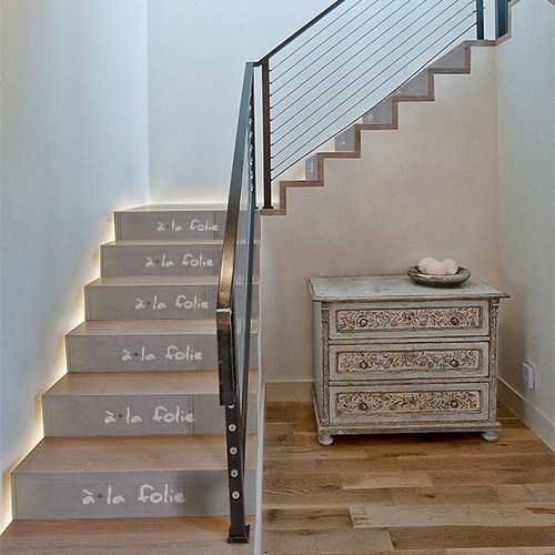 Egayez un esclaier en bois avec des contremarches adhésives pour escalier carreaux de ciment bleu et gris.