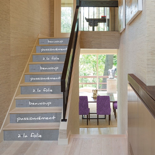 Escalier droit moderne en bois orné de plusieurs stickers adhésif représentant des plantes exotique