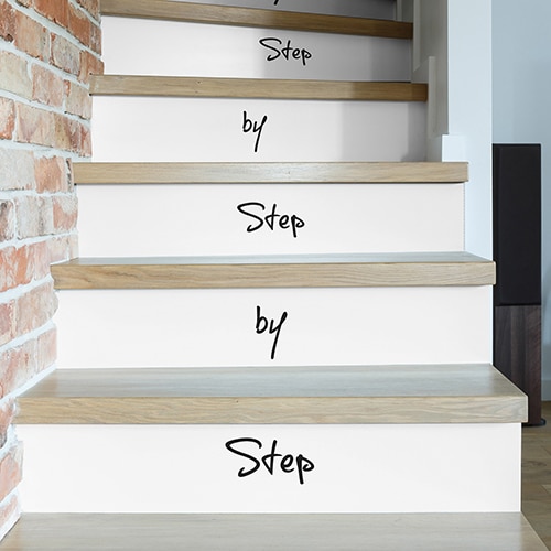 Escaliers en bois classique décorés par des stickers adhésifs imitation ardoise bleue