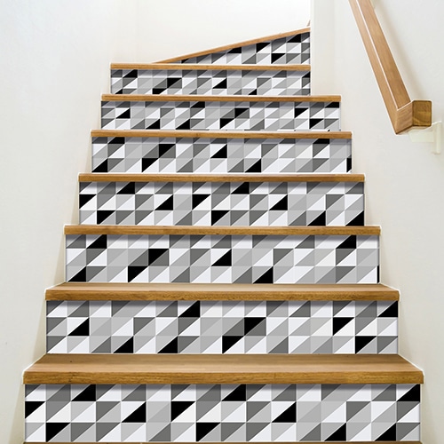 Adhésifs pour contremarches motif triangles emboités noir blanc et gris sur escaliers classiques