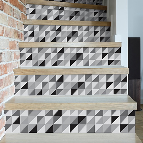 Stickers escaliers motif triangles emboités noir gris et blanc dans maison avec mur en briques