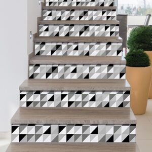 Autocollants contremarches motifs triangles foncés clairs et gris sur escalier bois verni