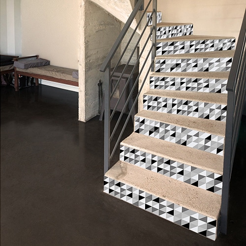 Triangles tricolores noirs gris et blancs à sticker sur vos contremarches d'escaliers