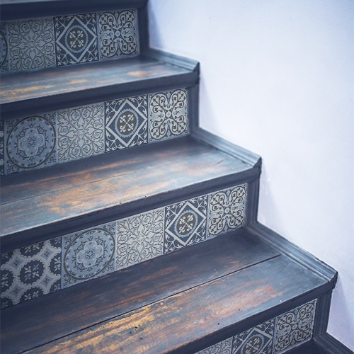 Stickers contremarches carreaux de ciment motifs coimbra italiens bleu sur escalier foncé rustique