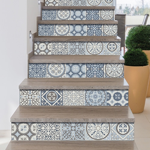 Adhésifs pour escalier bleu style coimbra italien sur marches bois verni gris