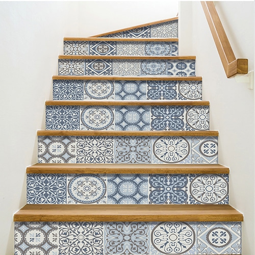 Motif Coimbra bleu gris sur des contremarches en bois