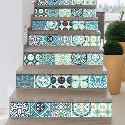 Escaliers en bois décoré avec un motif turquoise et bleu style Italien