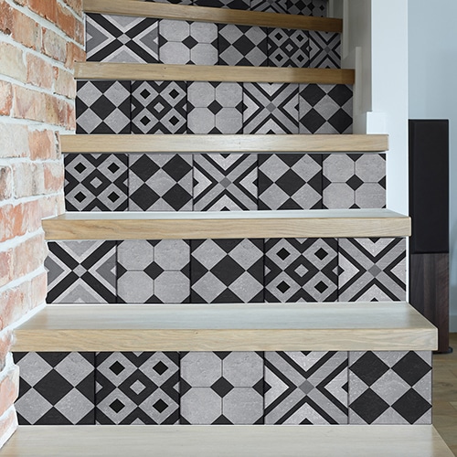 Sticker adhésifs noirs et gris motifs géométriques à coller sur vos contremarches