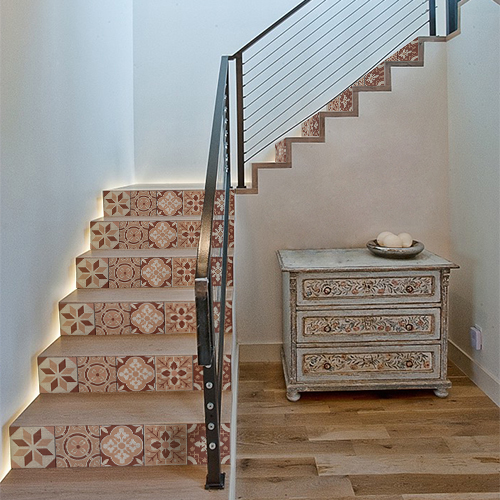 Ensemble de motifs carreaux de ciment orangés et rouge à coller sur des contremarches d'escalier