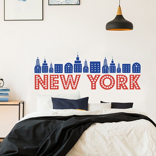 Stickers planche New-York, USA sur mur blanc au-dessus d'un lit