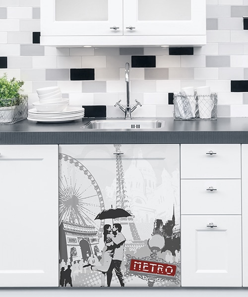 Sticker adhésif Paris sur un lave vaisselle dans une cuisine