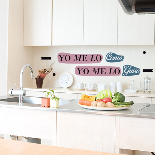 Sticker coloré citation YO ME LO COMO collé dans une cuisine