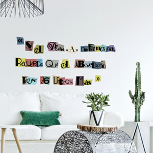 Citation murale multicolore SI EL PLAN collé au mur d'un salon avec des plantes