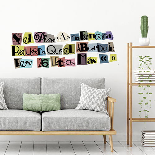 Sticker autocollant mural citation SI EL PLAN multicolor collé au mur d'un salon