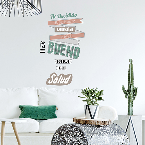 Citation colorée HACER LO QUE ME GUSTA collé au mur d'un salon