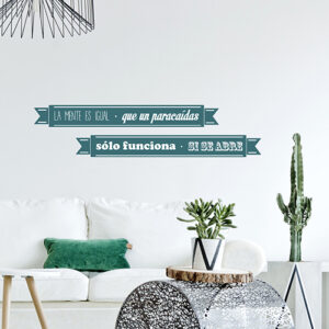 sticker mural coloré citation en espagnol collé au mur d'un salon moderne avec des plantes