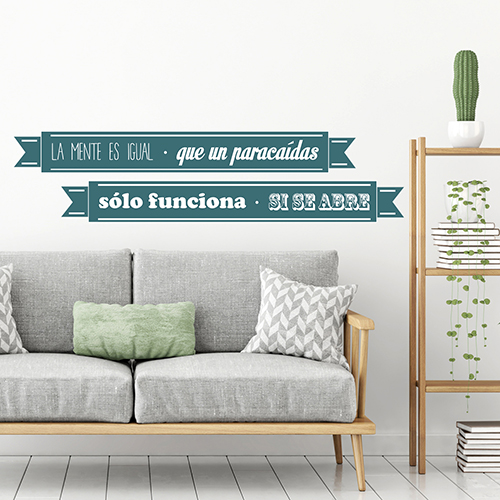citation colorée en espagnol stické au mur blanc d'une pièce à vivre moderne