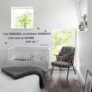 Sticker mignon citation sur les mamans d'Alexandre Dumas collé au mur d'une chambre d'enfant