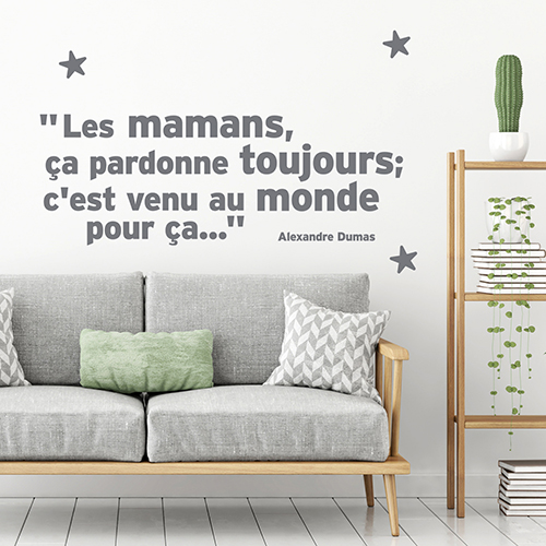 Sticker gris citation Les mamans ça pardonnent toujours sur le mur d'un salon