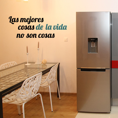 Sticker noir et bleu citation LAS MEJORES collé sur le mur dans la cuisine
