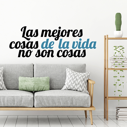 Citation murale Las Mejores collé au mur d'un salon moderne