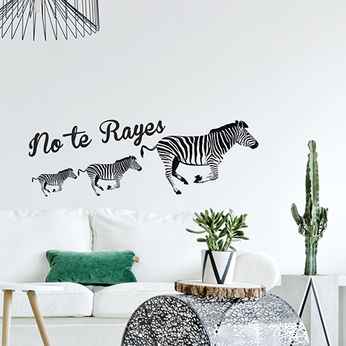 Sticker mural zèbres + citation NO TE RAYES dans un salon moderne