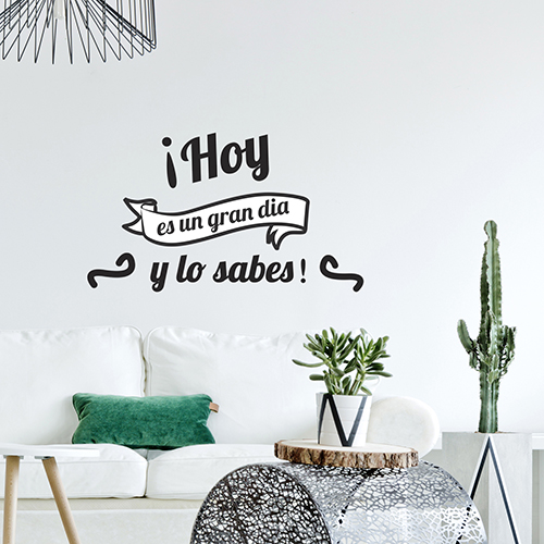 Sticker citation murale en espagnol dans un salon moderne avec des plantes