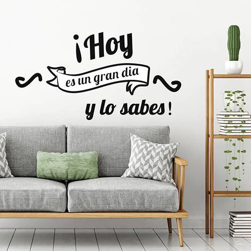Sticker moderne bi-colore HOY ES UN GRAN DIA collé dans une pièce à vivre classe