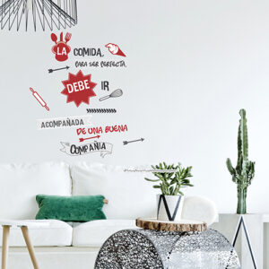 Sticker LA COMIDA rouge et noir avec des décorations collé au mur d'un salon moderne