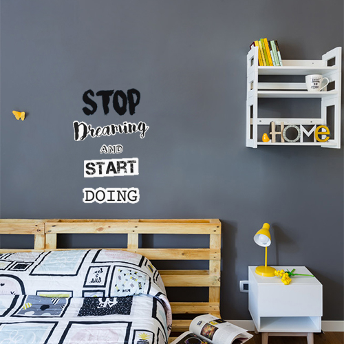 Sticker citation motivation stop dreaming collé dans une chambre à coucher