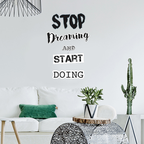 Sticker citation Stop dreaming motivante collé au mur d'une pièce à vivre moderne