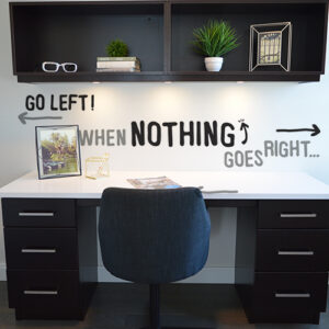 Citation murale autocollante When Nothing collée au mur d'un bureau