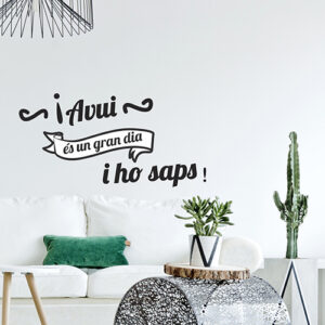 Pièce à vivre moderne décorée avec un sticker citation Avui Es un Gran Dia