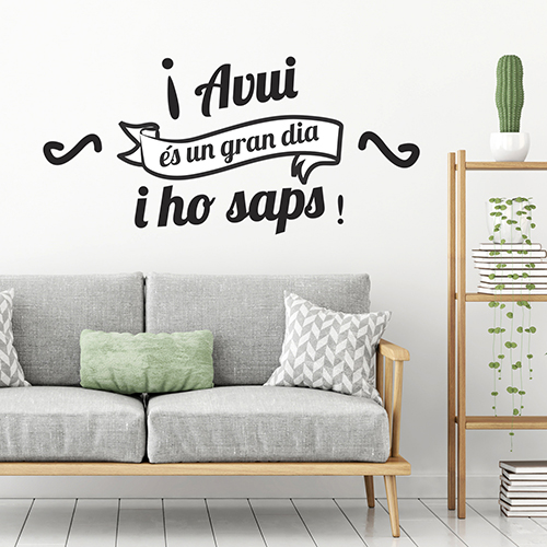 Sticker autocollant citation Avui Es Un Gran Dia collé au mur d'un salon éclairé et classe