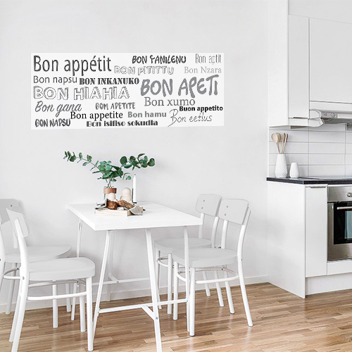 Cuisine décorée avec un sticker Bon Appétit en plusieurs langues