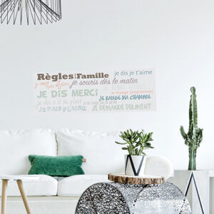 Sticker mural règles de la famille collé au mur d'un salon morderne avec des plantes exotiques