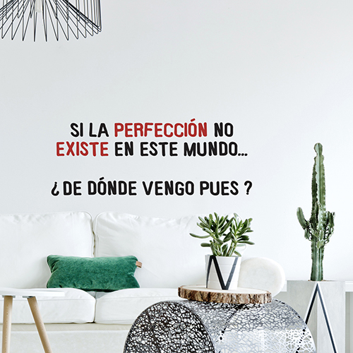sticker mural coloré citation en espagnol collé au mur d'un salon moderne avec des plantes