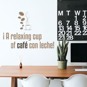 Sticker marron et noir citation A Relaxing Cup collé dans un bureau