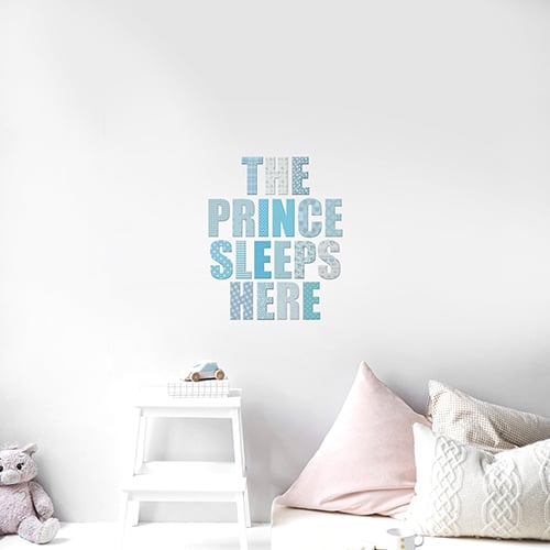 Sticker planche adhésif au dessus d'un lit The prince sleeps