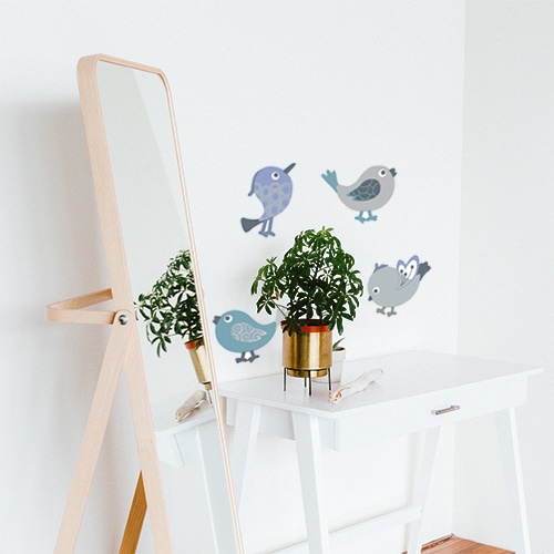 Mur blanc personnalisé avec 4 adhésifs déco oiseaux poétiques pleins de douceur.