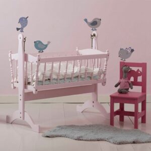 Décoration des murs de la chambre d'enfant avec de jolis petits oiseaux adhésifs gris.