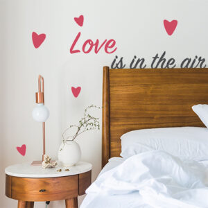 Sticker Love is in the Air collé au mur d'une chambre d'adultes