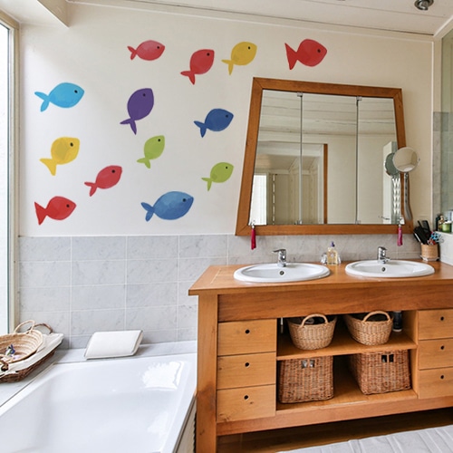Sticker adhésif Arc en ciel avec poissons dans une salle de bain