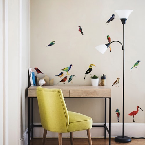 Bureau en home office décoré avec des oiseaux adhésifs de style origami comme des plaiegs en papier.