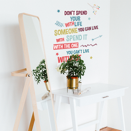 Sticker citation Don't Spend dans un dressing