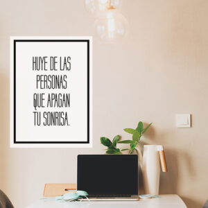 Bureau décoré avec un sticker mural Huye de Las Personas